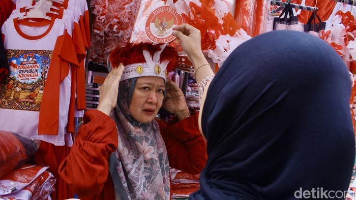 Pernak-pernik bernuansa kemerdekaan masih menghiasi lapak pedagang di Pasar Jatinegara, Jakarta, Selasa (18/8/2026). Namun, selepas momentum perayaan HUT ke-81 RI, aktivitas jual beli mulai terlihat lebih lengang.