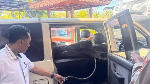 Petugas menunjukkan mobil dengan tangki modifikasi yang digunakan pelaku penyalahgunaan BBM bersubsidi di Karangasem, Bali. (Foto: Dok. Polda Bali)