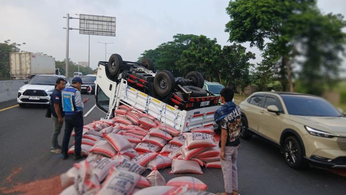 Pikap muat kacang merah terbalik di Tol Sidoarjo