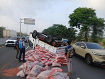 Pikap Muat Kacang Merah Terbalik di Tol Sidoarjo-Waru