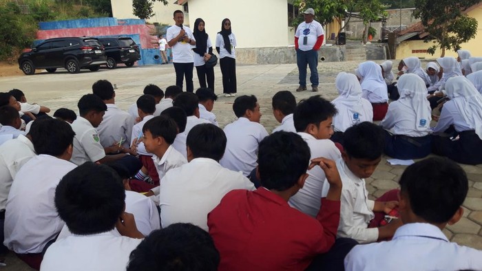Pit CT ARSA Foundation, Haerani Akbar, memberikan sosialisasi soal SMA Unggulan CT ARSA di SMP Negeri 3 Cepogo, Boyolali, Selasa (18/8/2026).