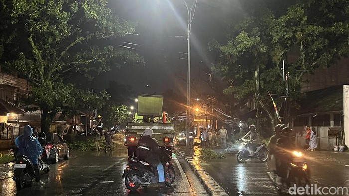 Pohon tumbang di Jalan Yos Sudarso Medan.