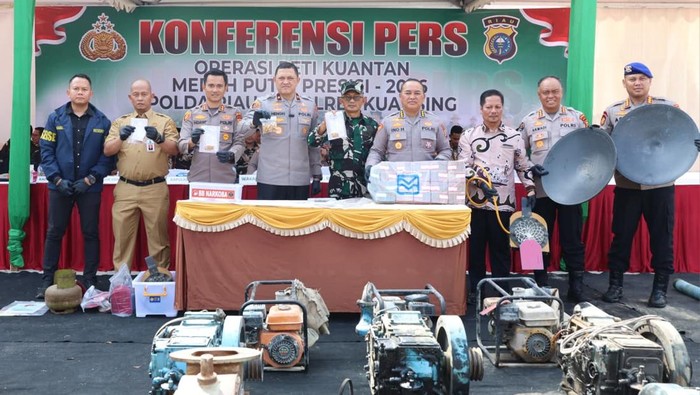 Polda Riau dan Polres Kuansing menangkap 17 tersangka kasus tambang emas ilegal dan menyita 395 gram emas dari penampung