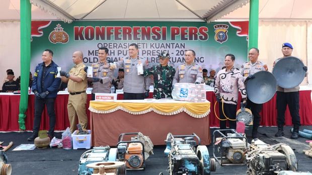 Polda Riau dan Polres Kuansing menangkap 17 tersangka kasus tambang emas ilegal dan menyita 395 gram emas dari penampung Polda Riau dan Polres Kuansing menangkap 17 tersangka kasus tambang emas ilegal dan menyita 395 gram emas dari penampung
