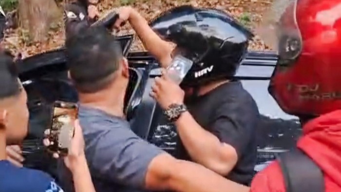polisi keluarkan pistol bubarkan massa yang hendak amuk pelaku tabrak lari di kbb