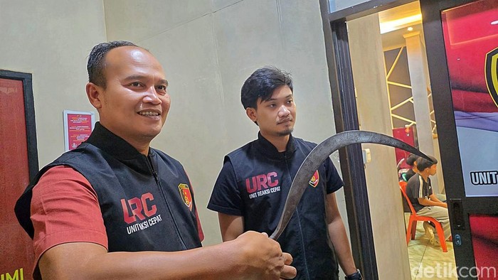Polisi menunjukan celurit yang dipakai pelaku membacok korban
