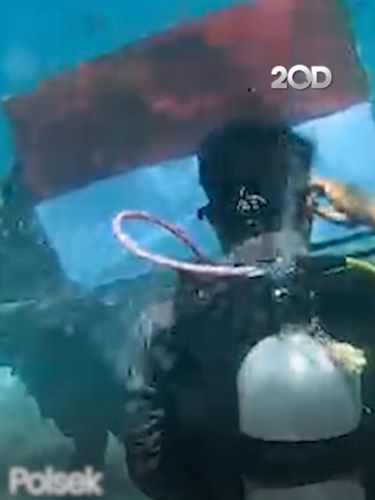 Polsek Nusa Penida mengibarkan Merah Putih di dasar laut Lembongan