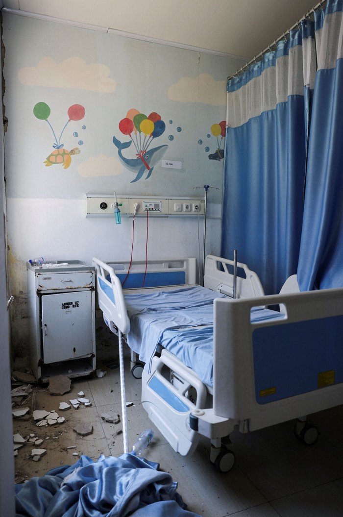 Potret RSUD Ruteng NTT Rusak Diguncang Gempa Rubble is scattered in the operating room of the Ben Mboi Manggarai regional hospital in the aftermath of an earthquake, in Ruteng, Manggarai regency, East Nusa Tenggara province, Indonesia, August 17, 2026. REUTERS/Willy Kurniawan