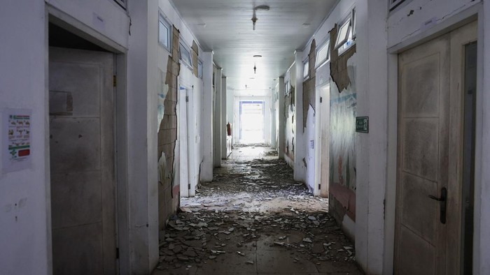 Rubble is scattered in the operating room of the Ben Mboi Manggarai regional hospital in the aftermath of an earthquake, in Ruteng, Manggarai regency, East Nusa Tenggara province, Indonesia, August 17, 2026. REUTERS/Willy Kurniawan