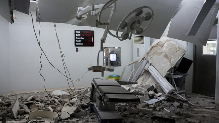Potret RSUD Ruteng NTT Rusak Diguncang Gempa Rubble is scattered in the operating room of the Ben Mboi Manggarai regional hospital in the aftermath of an earthquake, in Ruteng, Manggarai regency, East Nusa Tenggara province, Indonesia, August 17, 2026. REUTERS/Willy Kurniawan