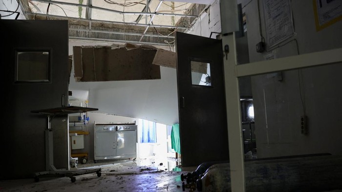 Rubble is scattered in the operating room of the Ben Mboi Manggarai regional hospital in the aftermath of an earthquake, in Ruteng, Manggarai regency, East Nusa Tenggara province, Indonesia, August 17, 2026. REUTERS/Willy Kurniawan