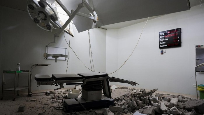 Potret RSUD Ruteng NTT Rusak Diguncang Gempa Rubble is scattered in the operating room of the Ben Mboi Manggarai regional hospital in the aftermath of an earthquake, in Ruteng, Manggarai regency, East Nusa Tenggara province, Indonesia, August 17, 2026. REUTERS/Willy Kurniawan