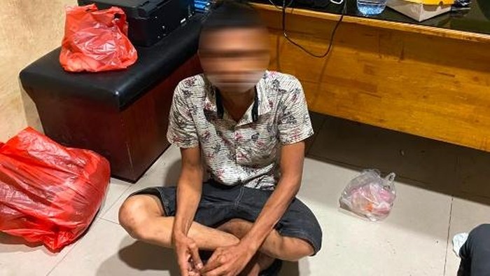 Pelaku saat diamankan petugas kepolisian.
