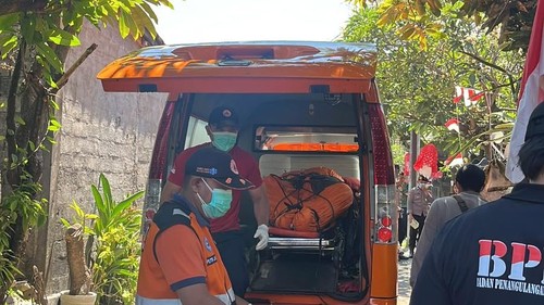 Petugas BPBD Kota Denpasar dibantu polisi dan TNI mengevakuasi jenazah Sunardi, Selasa (18/8/2026). (dok. BPBD Kota Denpasar)