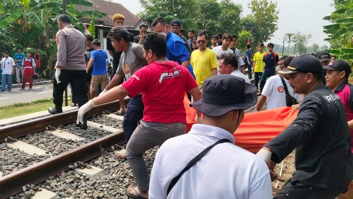 proses evakuasi korban tertabrak KA Batara Kresna di Desa Karangwuni, Kecamatan Polokarto, Kabupaten Sukoharjo, Selasa (18/8/2026).