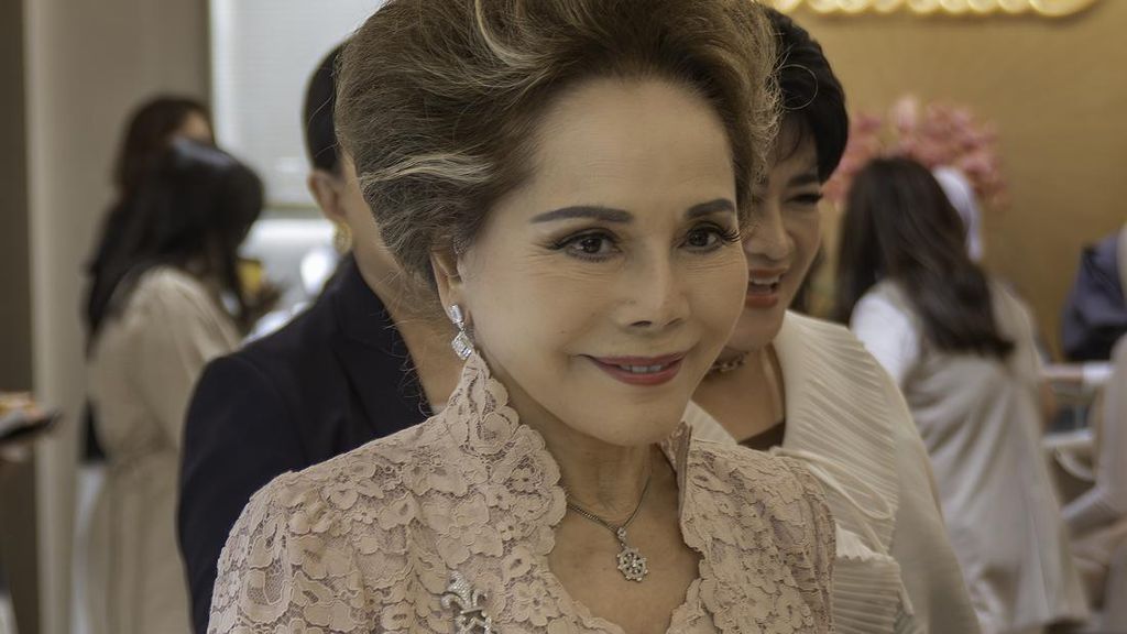 Ratna Sari Dewi Sukarno Curi Perhatian di Event Opening Butik Perhiasan