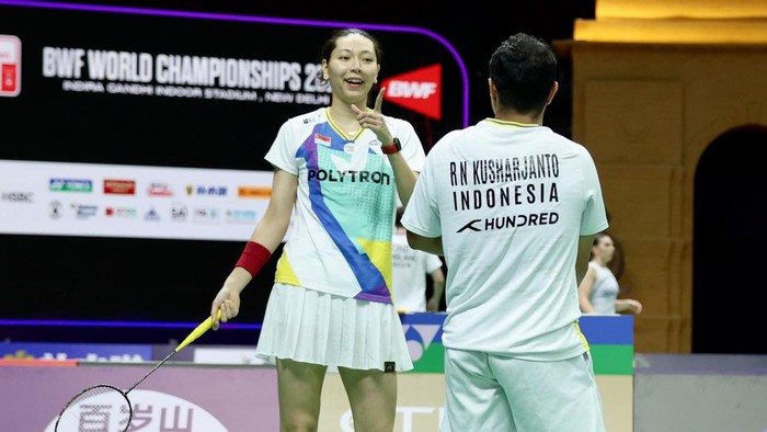 Rehan Naufal Kusharjanto/Gloria Emanuelle Widjaja sempat tidak yakin bisa tampil di Kejuaraan Dunia Bulutangkis 2026. Setelah mendapat kepastian pada menit-menit akhir, pasangan non-Pelatnas itu langsung membayar kesempatan tersebut dengan kemenangan