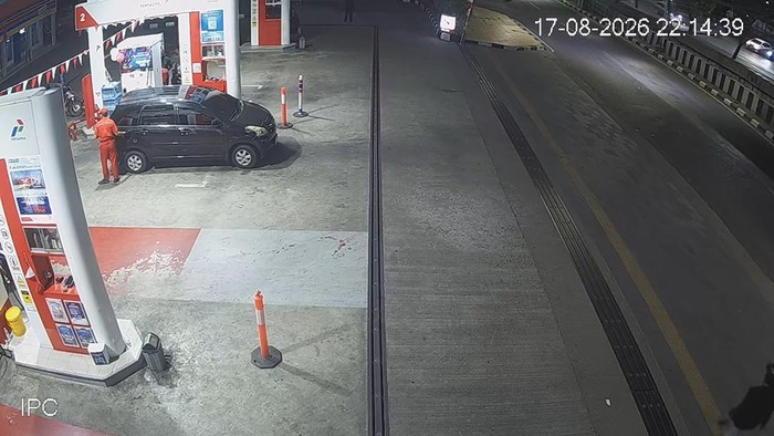 Rekaman CCTV mobil Daihatsu Xenia yang membawa 4 galon berisi BBM sebelum terbakar di Jalan Mayjen Sutoyo, Kota Semarang, Senin (17/8/2026).