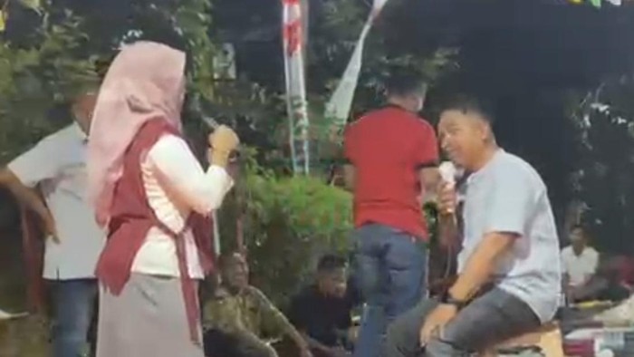 Salah satu peserta lomba ngomeli suami di Gresik
