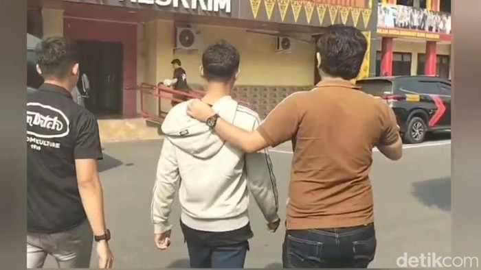 Salah seorang terduga pelajar terindentifikasi membawa senpi saat konvoi.