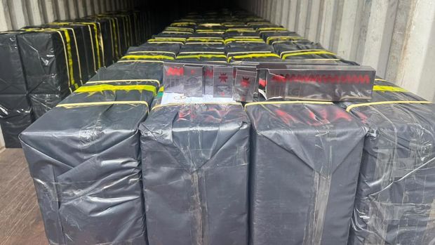 Selain 2,6 ton narkotika cair, Kapal MV Ocean Porter nan ditindak petugas campuran di perairan Kepri juga diduga menyelundupkan jutaan batang rokok ilegal. (dok Istimewa)