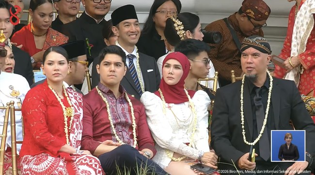 Penampilan Alyssa saat menghadiri upacara penurunan bendera dalam rangka HUT ke-81 RI di Istana Merdeka rupanya mendapat nyinyiran dari beberapa netizen. Mereka menyebut Alyssa kini terlihat lebih berisi. Foto: YouTube Sekretariat Presiden