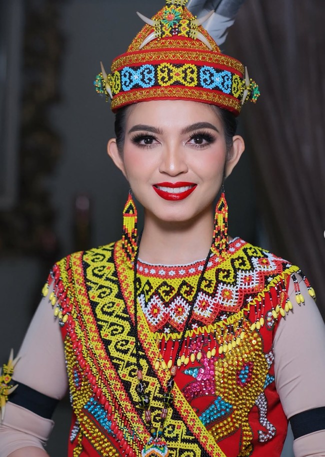 Riasan glam look semakin membuat penampilan Selvi terlihat memukau. Riasan mata yang cukup tebal dipadukan dengan lipstik merah menyala membuatnya tampil lebih bold. Foto: Instagram/@malvava