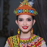 Riasan glam look semakin membuat penampilan Selvi terlihat memukau. Riasan mata yang cukup tebal dipadukan dengan lipstik merah menyala membuatnya tampil lebih bold. Foto: Instagram/@malvava