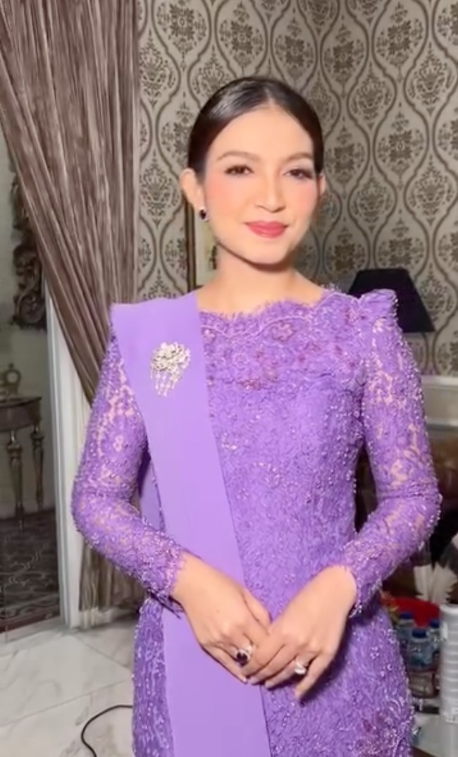 Selvi diketahui mengikuti upacara bendera di Istana Negara untuk mendampingi suaminya, Gibran Rakabuming. Tampil totalitas, Selvi memilih riasan soft glam yang memancarkan kecantikan naturalnya. Sementara rambutnya ditata rapi dengan gaya sleek bun berbelahan tengah. Foto: Instagram/@malvava