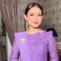 Selvi diketahui mengikuti upacara bendera di Istana Negara untuk mendampingi suaminya, Gibran Rakabuming. Tampil totalitas, Selvi memilih riasan soft glam yang memancarkan kecantikan naturalnya. Sementara rambutnya ditata rapi dengan gaya sleek bun berbelahan tengah. Foto: Instagram/@malvava