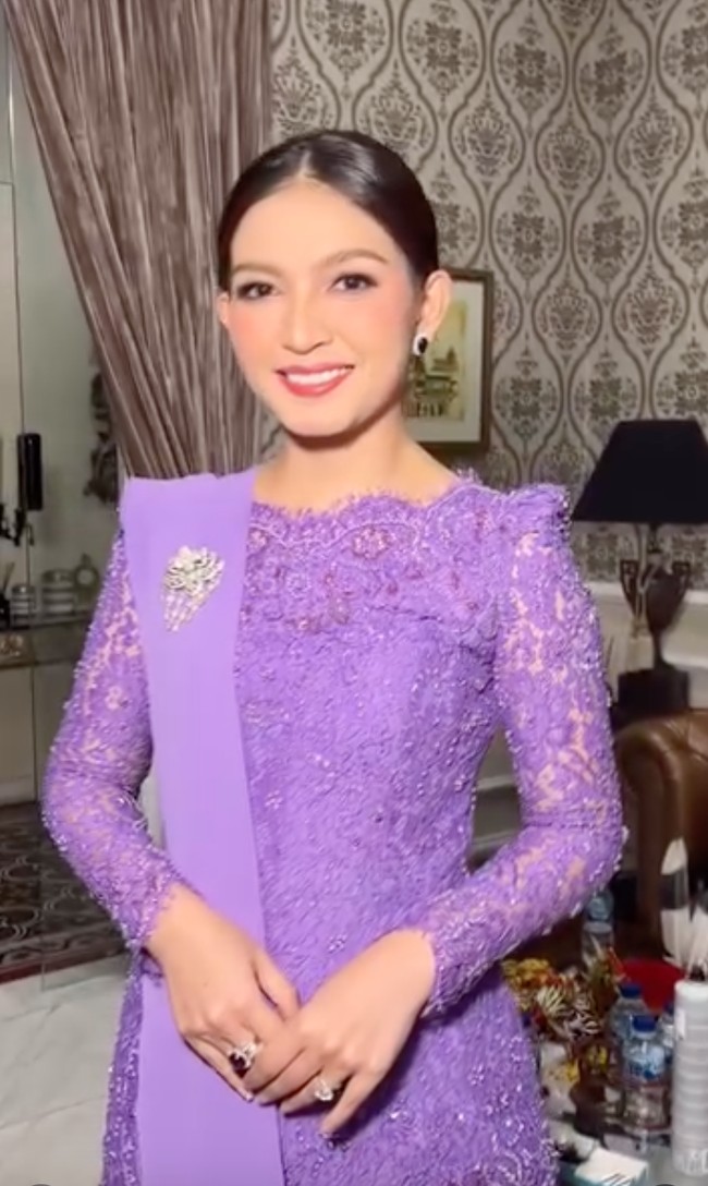 Kebaya lilac yang dikenakan Selvi tampak elegan dengan dipenuhi payet dan brukat. Menambah kesan formal. Salah satu bahunya tersampir selendang senada dengan dihiasi sebuah bros berwarna silver. Foto: Instagram/@malvava