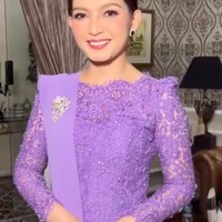 Kebaya lilac yang dikenakan Selvi tampak elegan dengan dipenuhi payet dan brukat. Menambah kesan formal. Salah satu bahunya tersampir selendang senada dengan dihiasi sebuah bros berwarna silver. Foto: Instagram/@malvava