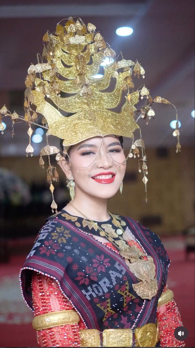 Penampilan Kahiyang semakin lengkap dengan mahkota emas yang menjulang tinggi di kepalanya. Ia juga mengenakan beragam aksesori pelengkap seperti anting, kalung, dan gelang emas. Foto: Instagram/@bennusorumba