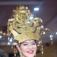 Penampilan Kahiyang semakin lengkap dengan mahkota emas yang menjulang tinggi di kepalanya. Ia juga mengenakan beragam aksesori pelengkap seperti anting, kalung, dan gelang emas. Foto: Instagram/@bennusorumba