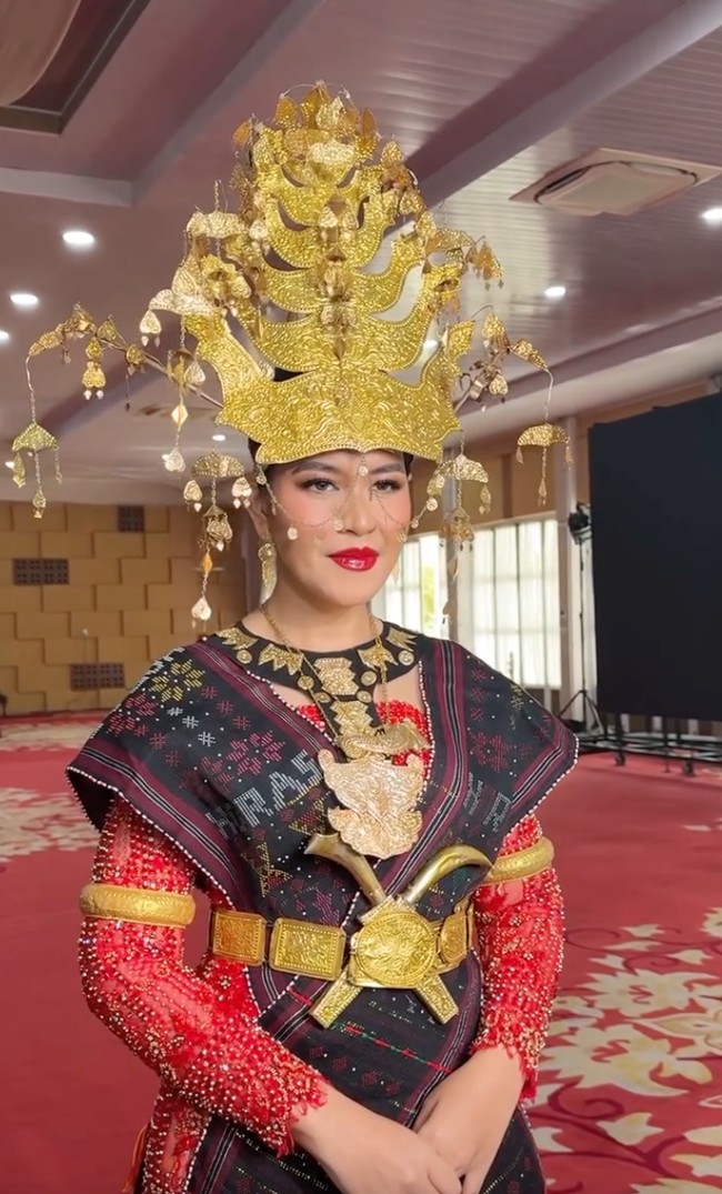Tampil totalitas, putri Jokowi itu mempercayakan riasan wajahnya pada MUA langganan para artis, Bennu Sorumba. Penampilannya terlihat makin memukau dipulas riasan flawless dan lipstik merah menyala. Foto: Instagram/@bennusorumba