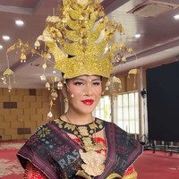 Tampil totalitas, putri Jokowi itu mempercayakan riasan wajahnya pada MUA langganan para artis, Bennu Sorumba. Penampilannya terlihat makin memukau dipulas riasan flawless dan lipstik merah menyala. Foto: Instagram/@bennusorumba