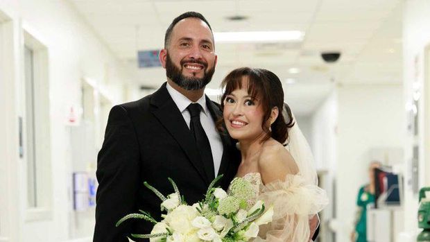Sempat dilarikan ke rumah sakit karena kondisi medis darurat, pengantin wanita di Texas akhirnya resmi menikah dengan kekasihnya di lobi rumah sakit tersebut. Sempat dilarikan ke rumah sakit karena kondisi medis darurat, pengantin wanita di Texas akhirnya resmi menikah dengan kekasihnya di lobi rumah sakit tersebut.