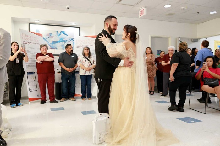 Sempat dilarikan ke rumah sakit karena kondisi medis darurat, pengantin wanita di Texas akhirnya resmi menikah dengan kekasihnya di lobi rumah sakit tersebut.