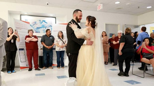 Sempat dilarikan ke rumah sakit karena kondisi medis darurat, pengantin wanita di Texas akhirnya resmi menikah dengan kekasihnya di lobi rumah sakit tersebut. Sempat dilarikan ke rumah sakit karena kondisi medis darurat, pengantin wanita di Texas akhirnya resmi menikah dengan kekasihnya di lobi rumah sakit tersebut.