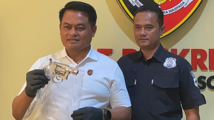 Polisi mengamankan senjata rakitan yang digunakan dalam perampokan di SPBU Wonosobo