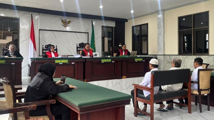 Tiga mata elang terdakwa perampasan Pajera Sport saat sidang putusan di PN Mojokerto