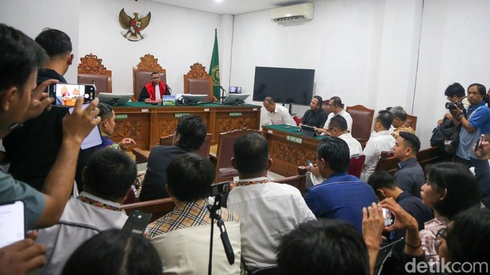 Sidang perdana praperadilan eks Jampidsus Febrie Ardiansyah digelar di Pengadilan Negeri Jakarta Selatan, Selasa (18/8/2026). Sidang tersebut menjadi bagian dari upaya hukum yang diajukan Febrie untuk menguji sejumlah tindakan dalam perkara yang menjeratnya.