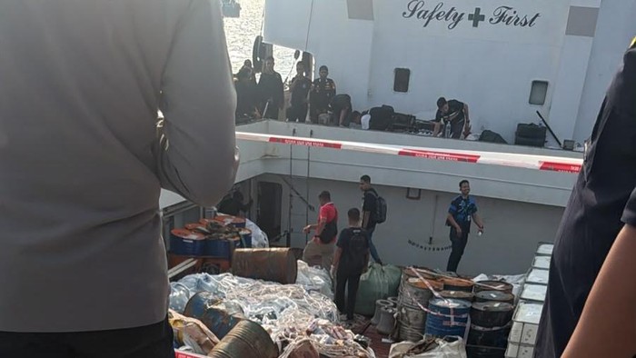Tim gabungan Polda Kepri, BNN, dan Bea Cukai mengamankan kapal MV Ocean Porter yang diduga membawa lebih dari 1 ton metamfetamin cair.