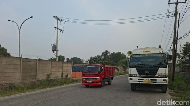 Sopir truk memprotes tarif masuk kawasan industri Pancatama, Kabupaten Serang, Banten yang dianggap menjadi beban. (Arief I/detikcom)
