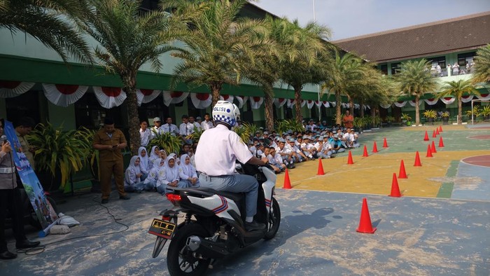 Sosialisasi aturan lalu lintas kepada siswa Kota Blitar