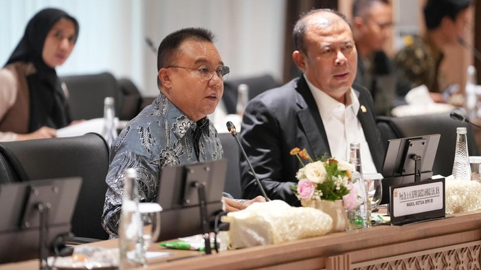 Wakil Ketua DPR Sufmi Dasco Ahmad dan Cucun Ahmad Syamsurijal memimpin rapat koordinasi dengan pemerintah di kompleks parlemen, Senayan, Jakarta, Selasa (18/8/2026).