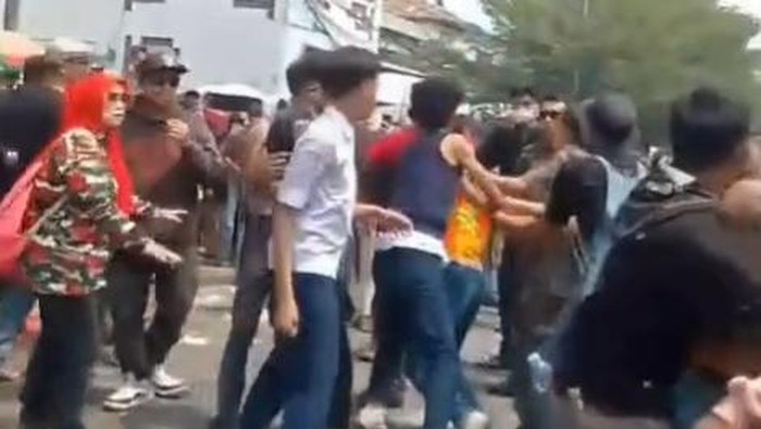 Tangkapan layar pemukulan kapolsek dan danramil di Cicalengka, Kabupaten Bandung saat perayaan HUT RI, Senin 17 Agustus 2026