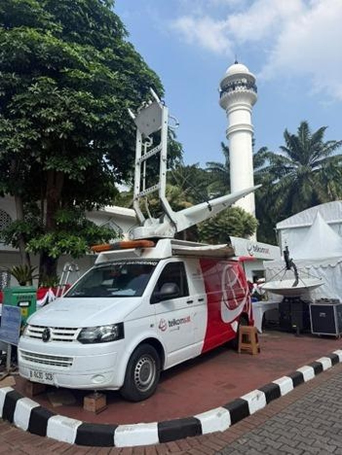 Satellite News Gathering (SNG) berbasis satelit yang memungkinkan pengiriman materi audio dan video langsung dari lokasi kegiatan tanpa sepenuhnya bergantung pada infrastruktur telekomunikasi terestrial