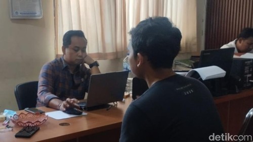 Terduga pelaku begal bokong, IWCA, saat diperiksa di kantor polisi, Senin (17/8/2026).