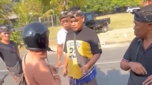 Terduga pelaku begal bokong (jaket oranye) saat diinterogasi warga sebelum diamankan ke Polsek Abiansemal, Badung, Bali, Senin(18/8/2026). (Foto: Dok. Istimewa)